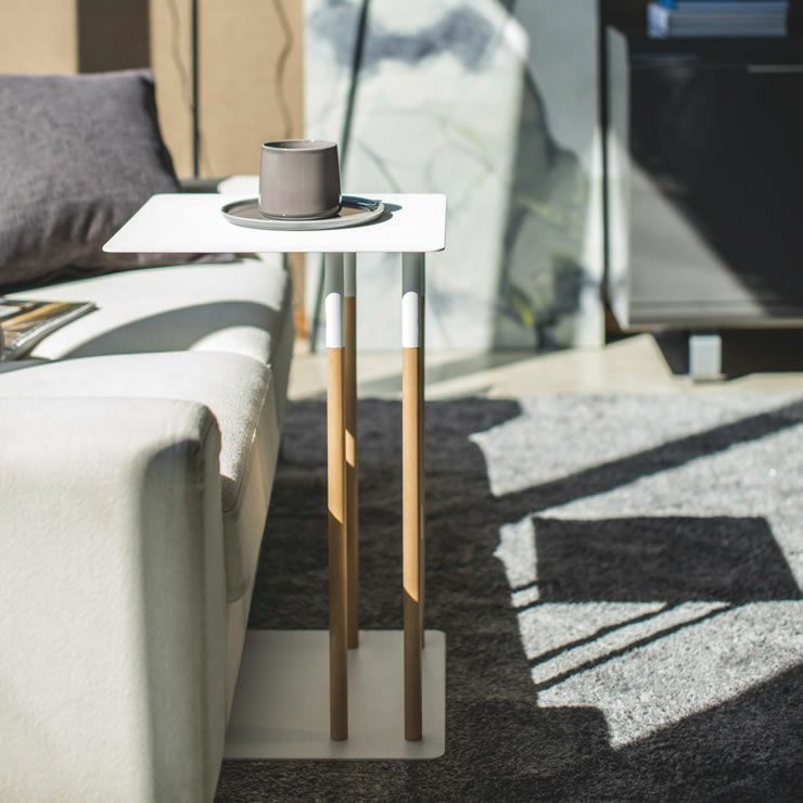 ナチュラル・北欧風など様々なテイストのお部屋に合わせやすい山崎実業差し込みサイドテーブル　plain（プレーン）