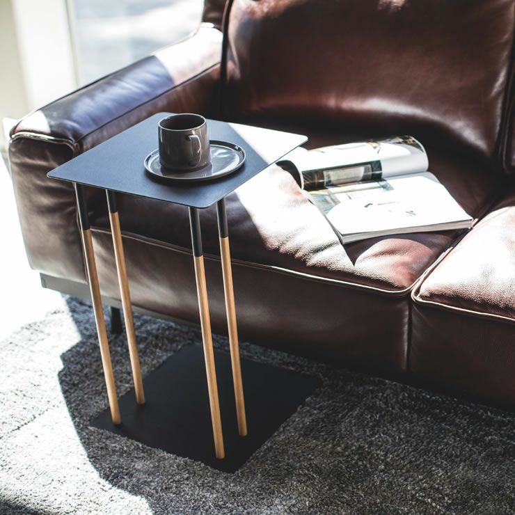 スチールと木の組み合わせが心地よい雰囲気を演出する山崎実業差し込みサイドテーブル　plain（プレーン）