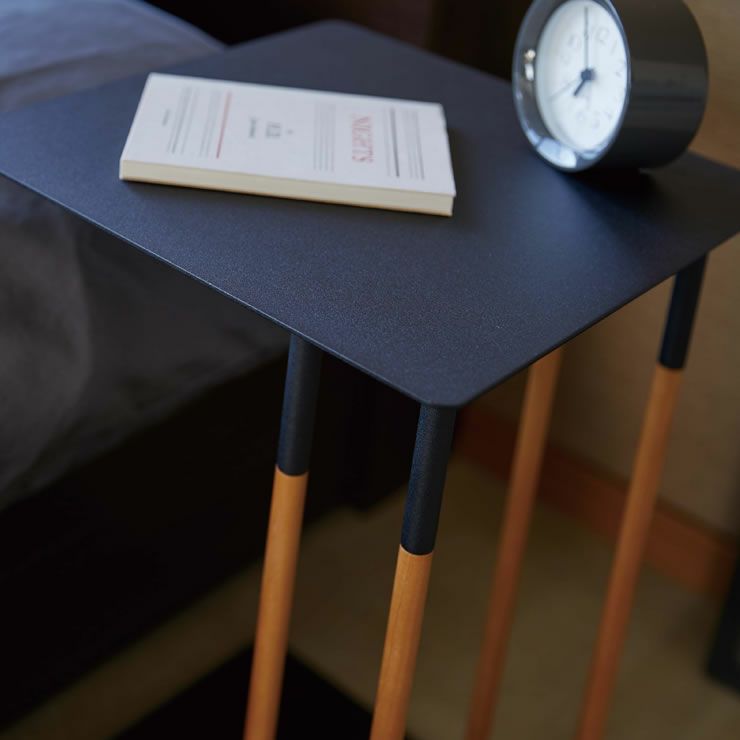 山崎実業差し込みサイドテーブル　plain（プレーン）はベッドの引き出しも邪魔にならずに開けられます