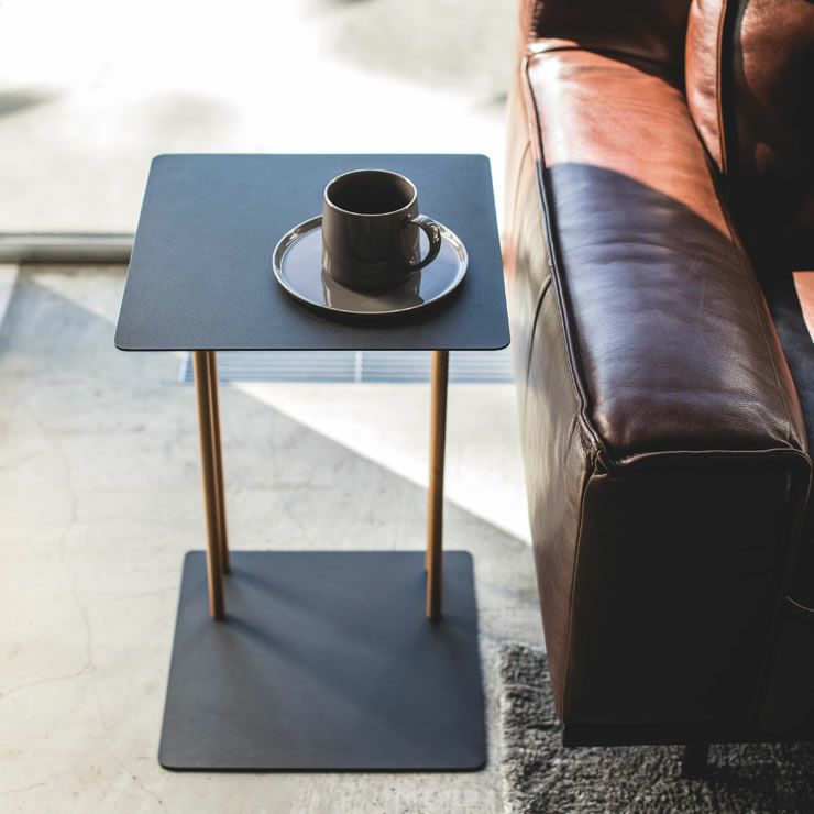 山崎実業差し込みサイドテーブル　plain（プレーン）のスチール（紛体塗装）素材は丈夫で水にも強いので錆びにくく長くお使いいただけます