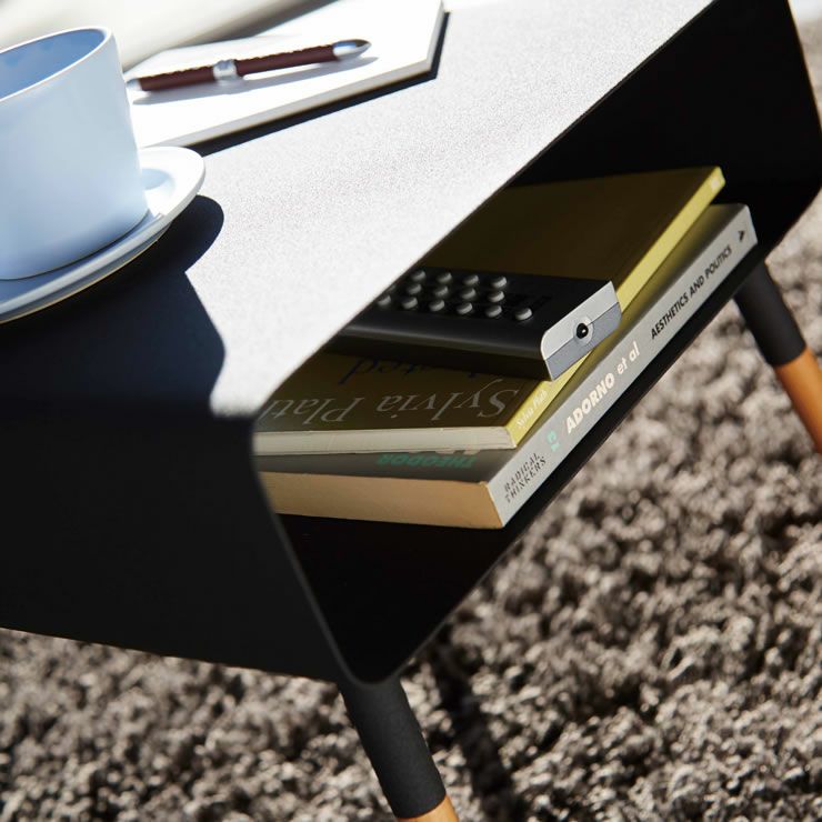 山崎実業ローサイドテーブル　plain（プレーン）で置き場に困りがちな雑誌やリモコン・スマートフォンなどをすっきり収納