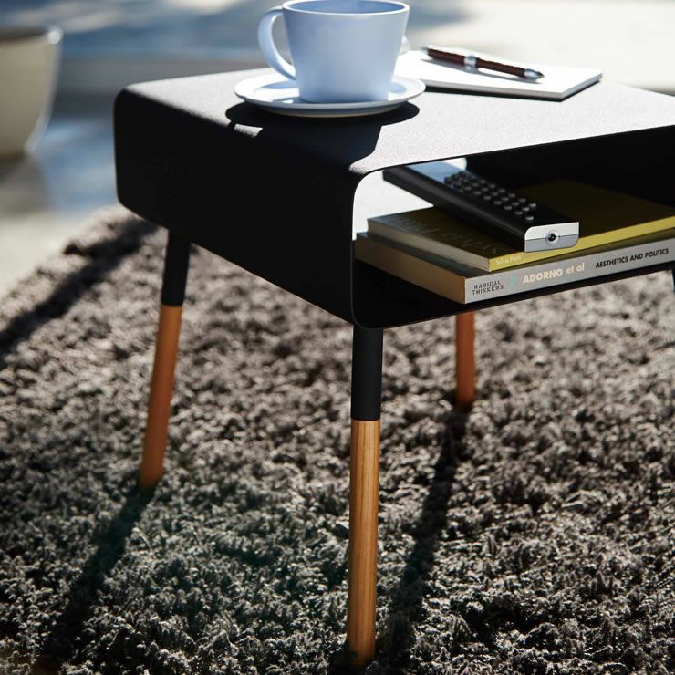 スチールと木の組み合わせが心地よい雰囲気を演出する山崎実業ローサイドテーブル　plain（プレーン）