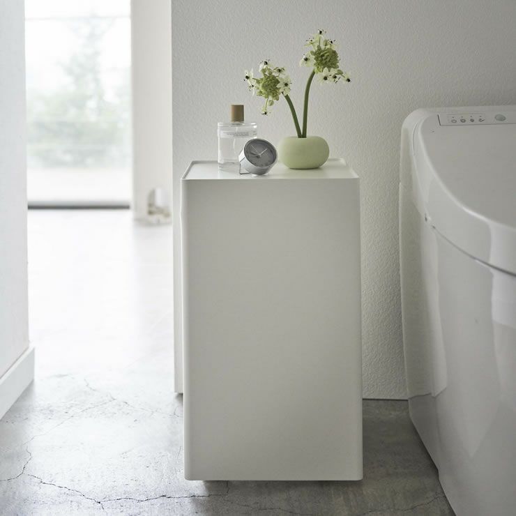 山崎実業袋ごとトイレットペーパーストッカー　tower（タワー）　12ロールはキャスターが見えないように設計されておりスマートに収納