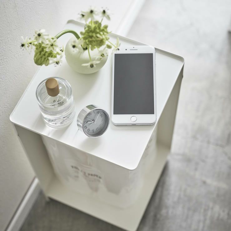 山崎実業袋ごとトイレットペーパーストッカー　tower（タワー）　12ロールの天板はスマートフォンの一時置きにも便利