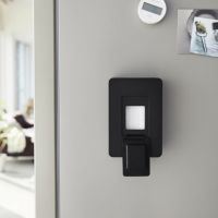 山崎実業マグネットウェットシートホルダー　tower（タワー）は裏面に付いているマグネットで壁面にくっつけるだけ