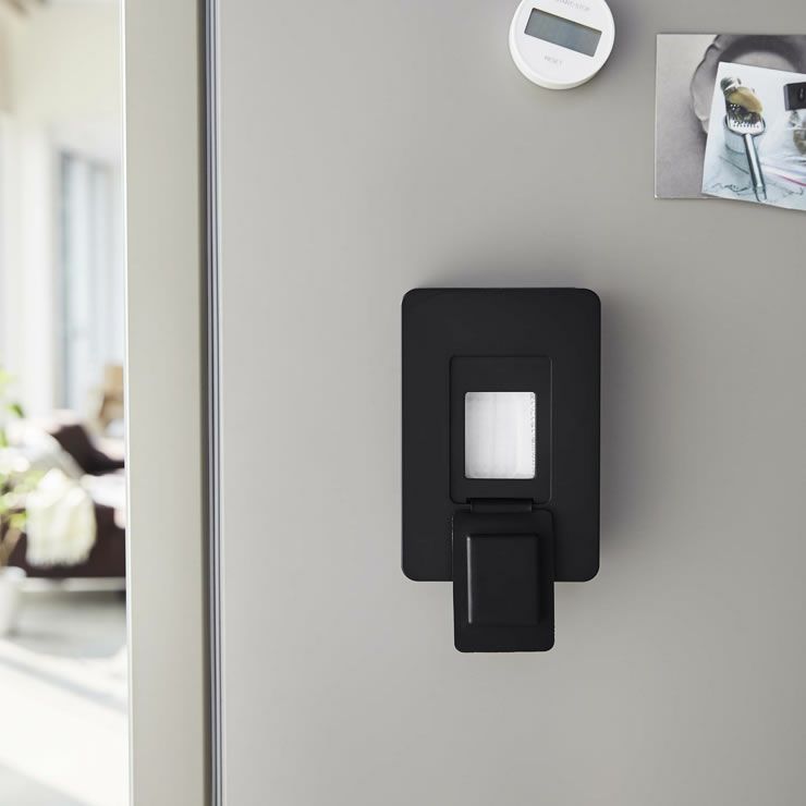 山崎実業マグネットウェットシートホルダー　tower（タワー）は裏面に付いているマグネットで壁面にくっつけるだけ