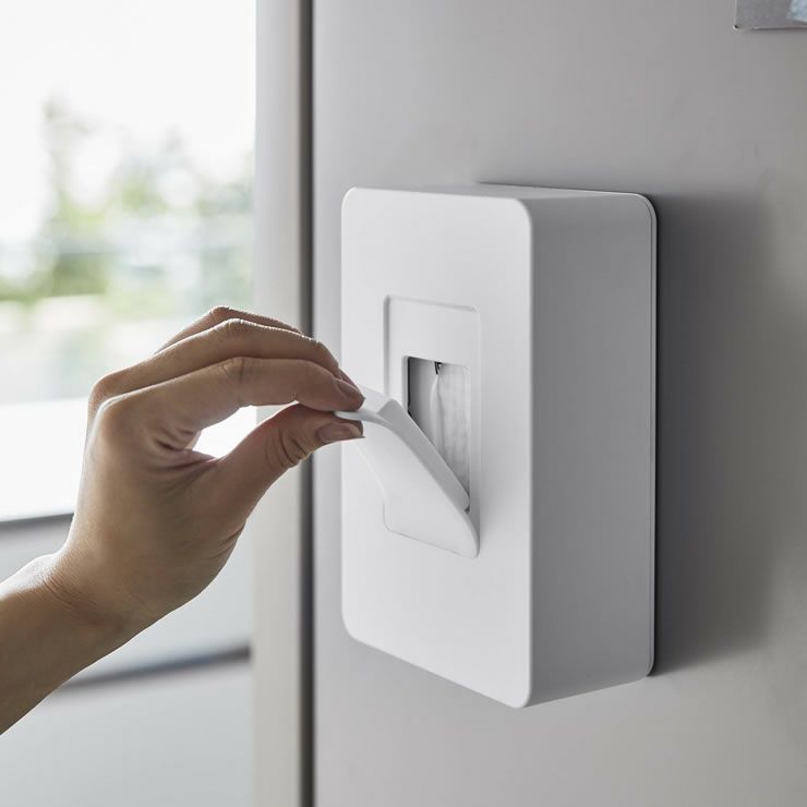 山崎実業マグネットウェットシートホルダー　tower（タワー）は取り出しやすい大きな取り出し口