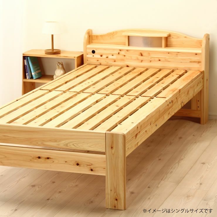 頭の位置に照明付きの木製すのこベッド
