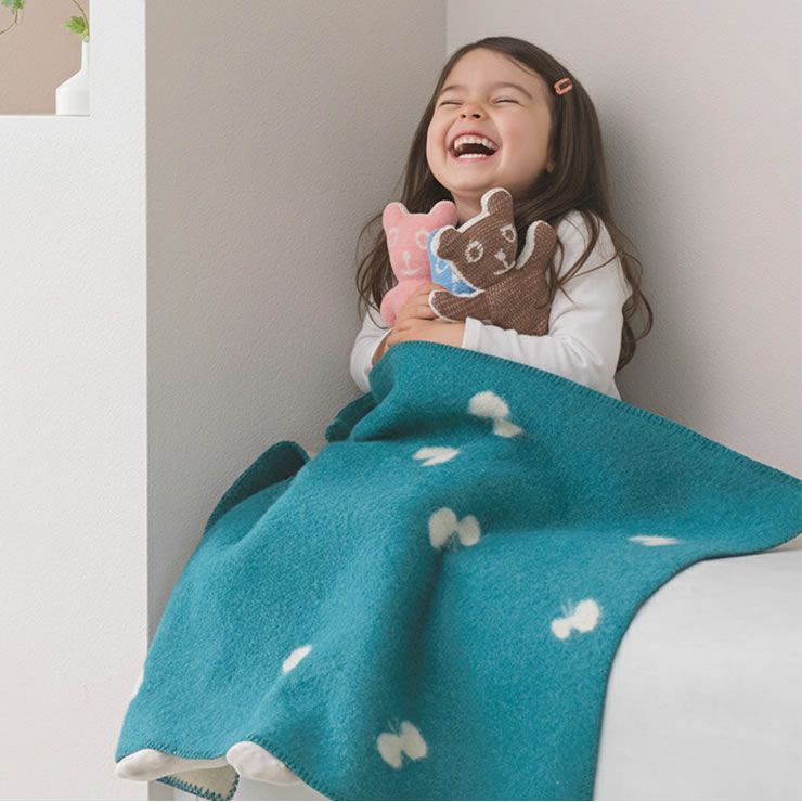 寒い日のお部屋のひざ掛けや、アウトドアにもぴったりなブランケット