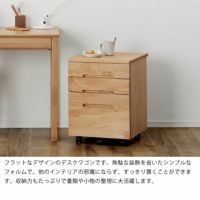 フラットなデザインのデスクワゴンがセットの学習机4点セット