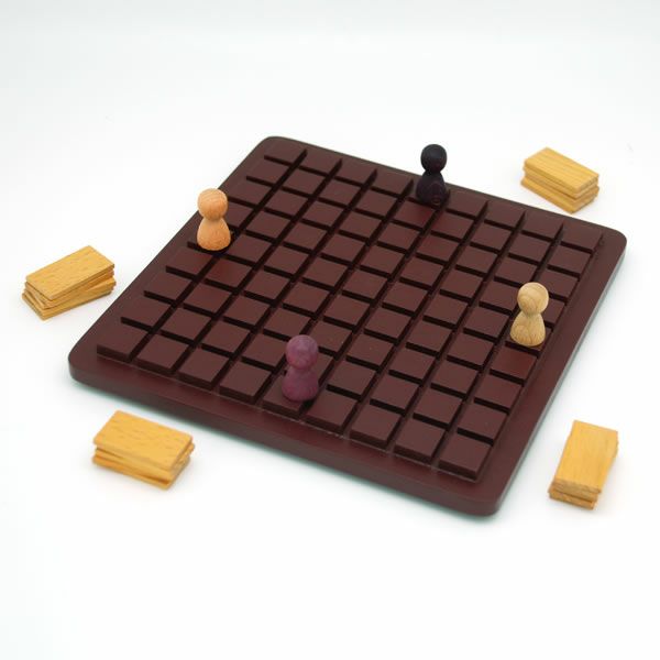 コリドール・ミニはブラウンを基調とした盤と自然の木目が美しいコマがナチュラルでやさしい印象です