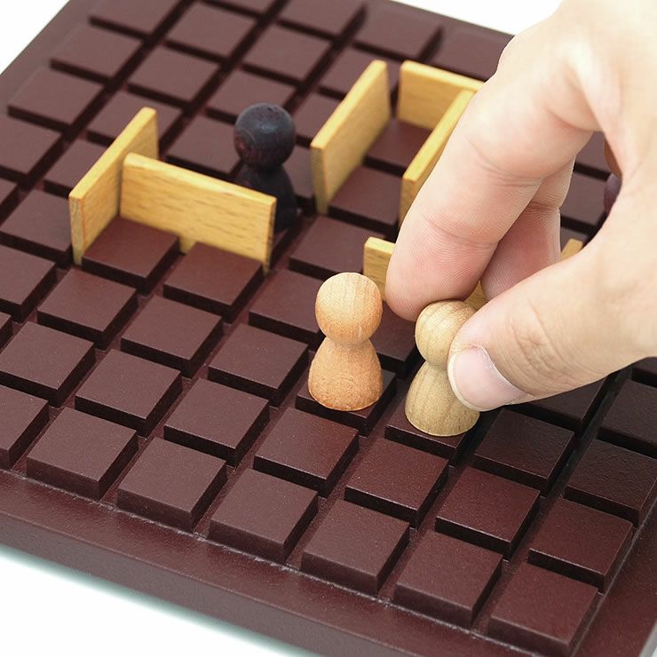 コリドール・ミニは大人と子供で対等に対戦でき自然と盛り上がり会話も弾むゲーム