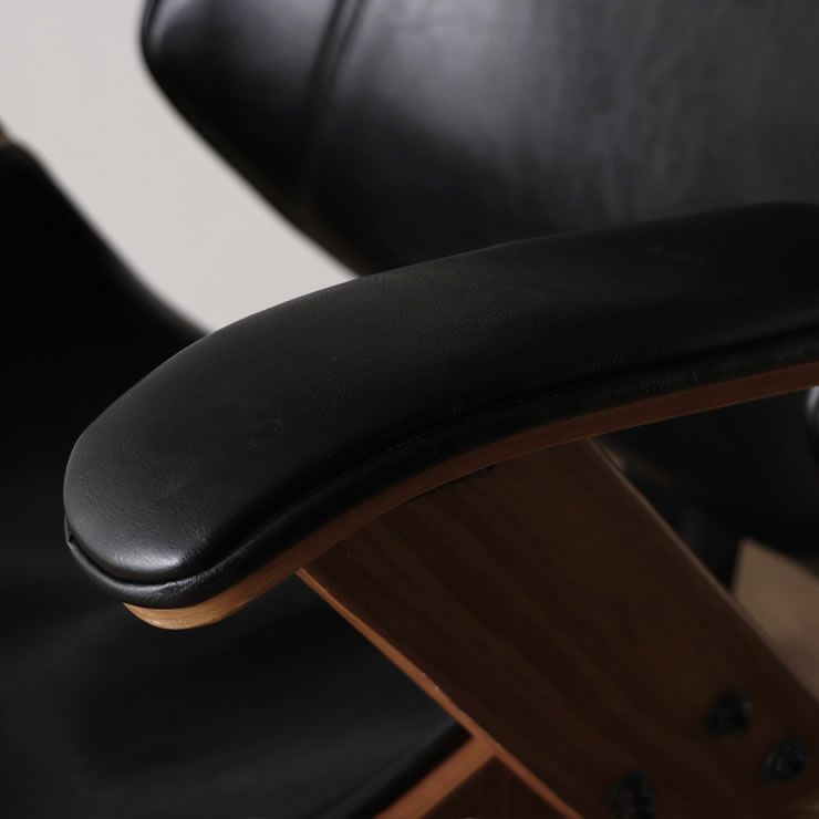 丸みを帯びて体にフィットする座り心地の良いデザインの昇降式デスクチェア