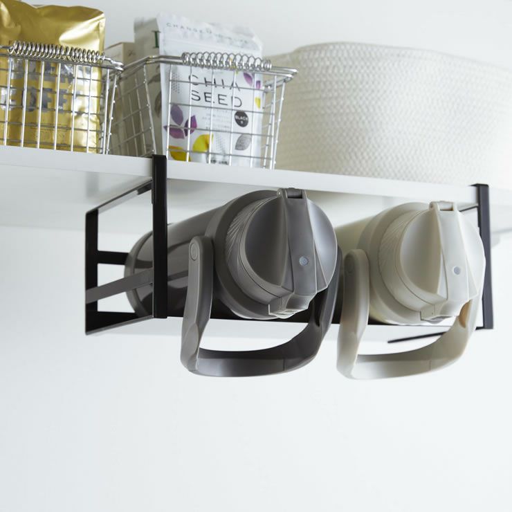 山崎実業戸棚下ワイドジャグボトル収納ラック tower（タワー）は本体を吊り下げ戸棚の底板に奥までしっかり差し込むだけ