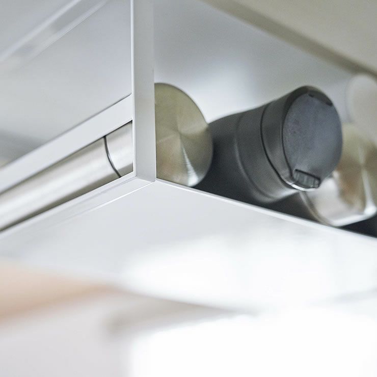 山崎実業戸棚下ワイドジャグボトル収納ラック tower（タワー）は毎日の家事で使い勝手の良いように便利にお好きにお使いいただけます