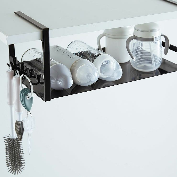 よく使うベビーグッズの収納スペースとしても活躍する山崎実業戸棚下ワイドジャグボトル収納ラック tower（タワー）