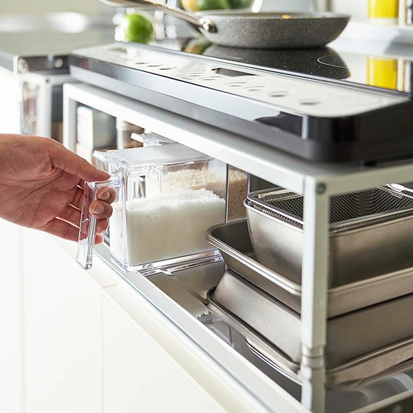 山崎実業棚付きIHクッキングヒーターラック tower（タワー）のラック下のスペースにはフライパンや調味料ストッカーなどのキッチングッズをまとめて収納できます