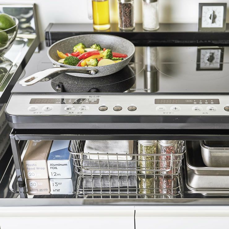 山崎実業棚付きIHクッキングヒーターラック tower（タワー）はアジャスターを調整することで簡単に高さ調節ができ安定して設置できます