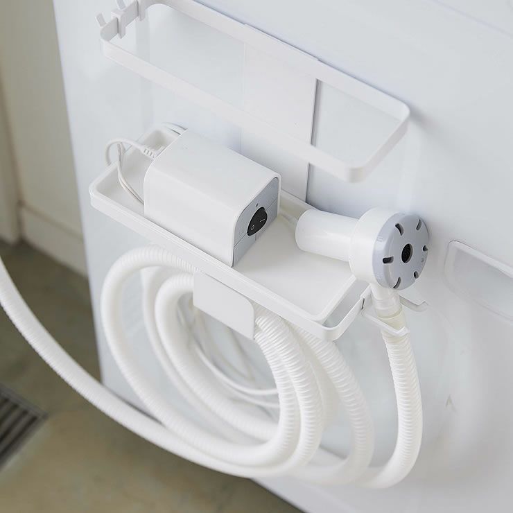 機能性を考えたアイデアがいっぱいの山崎実業トレー付き洗濯機横マグネット バスブーツ＆ホースホルダー tower（タワー）