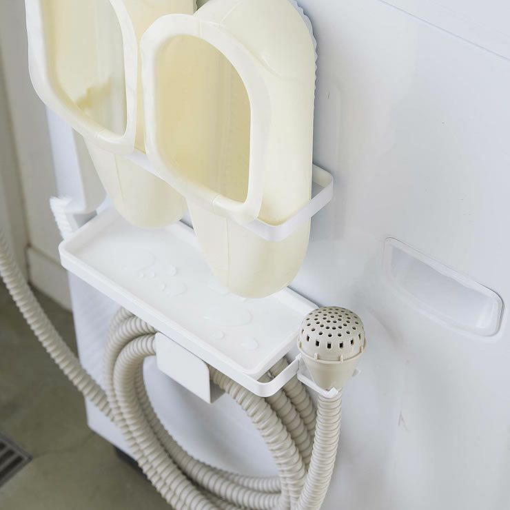 洗濯機の向きに合わせて左右どちら側にも取り付けられる山崎実業トレー付き洗濯機横マグネット バスブーツ＆ホースホルダー tower（タワー）