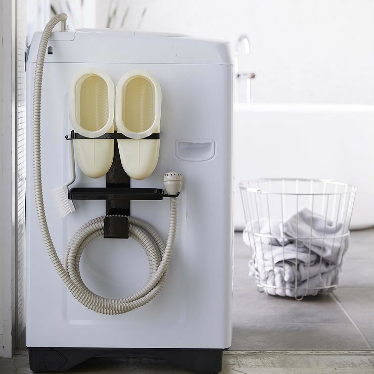 山崎実業トレー付き洗濯機横マグネット バスブーツ＆ホースホルダー tower（タワー）はブラシなどの小物を引っ掛けられる便利な着脱式フックが2個付いています