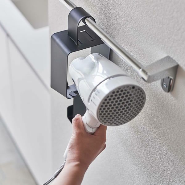ドライヤーは横から差し込むだけで収納!山崎実業引っ掛けドライヤーホルダー tower（タワー）