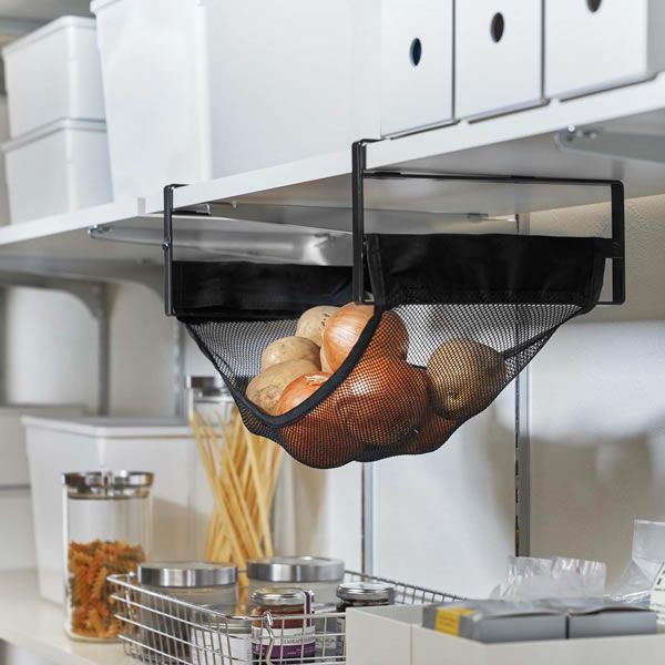 山崎実業戸棚下野菜収納ネット tower（タワー）は棚下に設置できるのでデッドスペースを有効活用できます