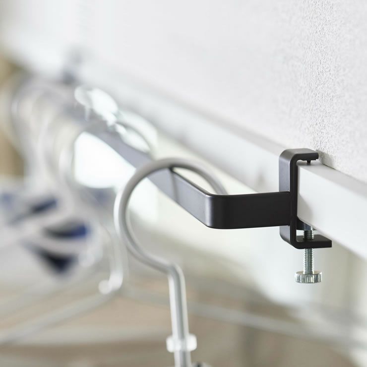 山崎実業室内物干しハンガーバー tower（タワー）は調整ネジで枠にしっかり固定できます