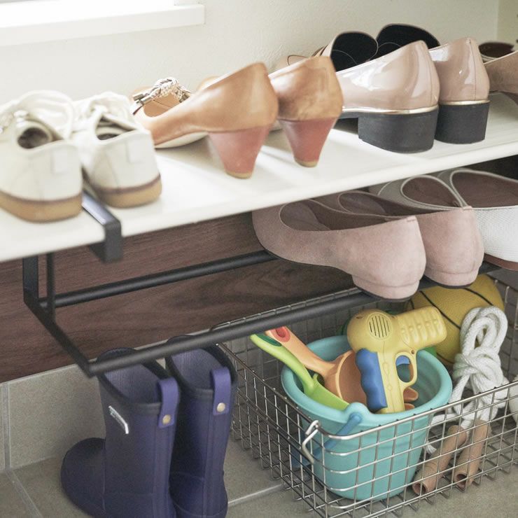 来客時にサッと伸ばして収納スペースを確保できるのも嬉しいポイント！山崎実業浮かせる伸縮収納シューズラック tower（タワー）