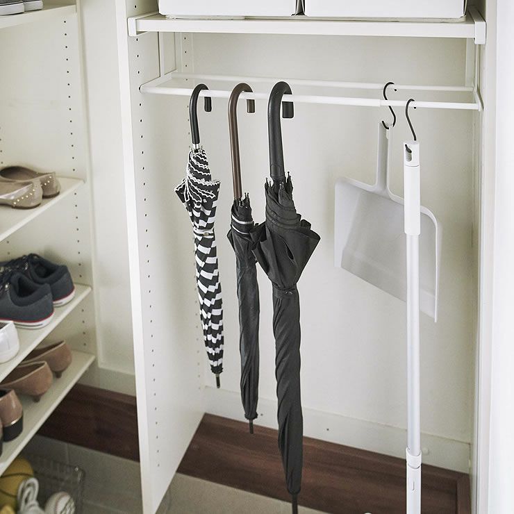 山崎実業浮かせる伸縮収納シューズラック tower（タワー）は傘や掃除道具類の引っ掛け収納としても便利に使えます