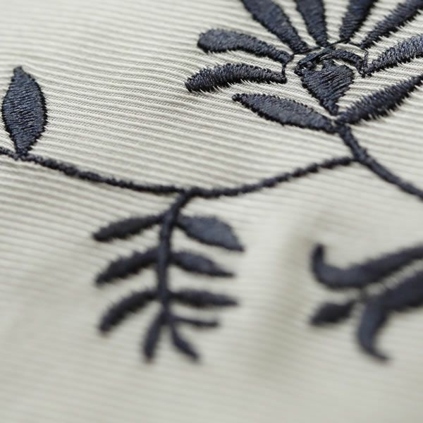 繊細なフラワーモチーフを刺繍した枕カバー（43×63cm用）_詳細02