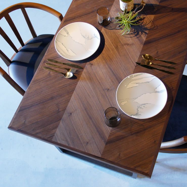 木目の優しい風合いとシンプルで直線的なフォルムのダイニングテーブル