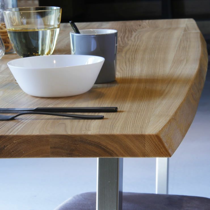 異素材の組み合わせがモダンかつ程よいクールな印象の木製ダイニングテーブル