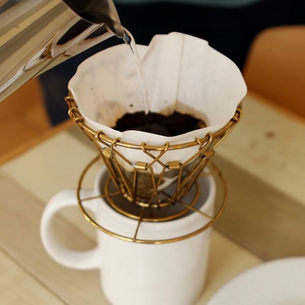 ブラスコラプシブルコーヒードリッパーの使用イメージ