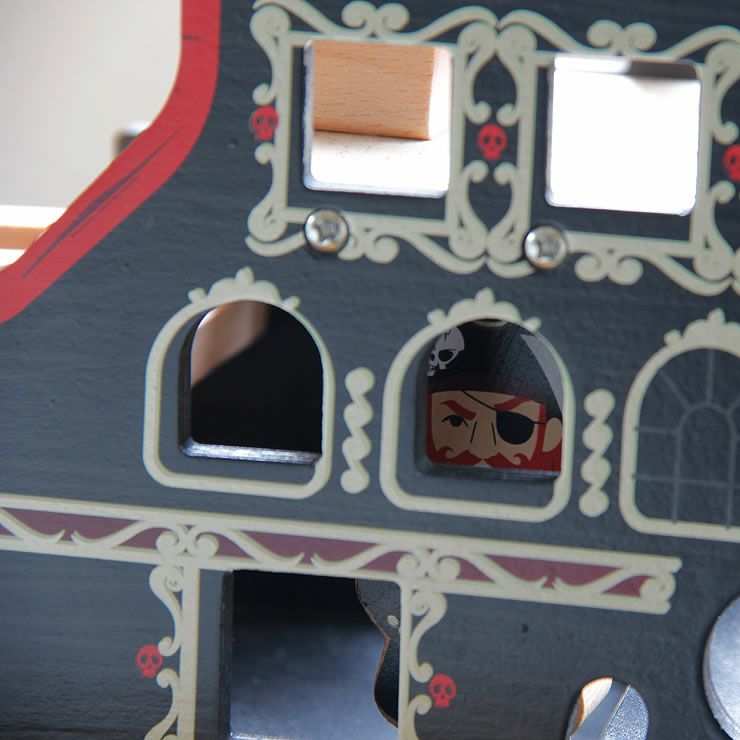 木のおもちゃ海賊船の窓から覗く海賊フィギュア