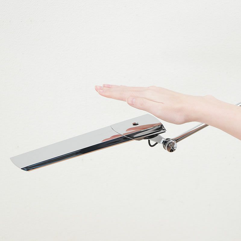 クランプ式デスクライトはタッチレスでON/OFF可能