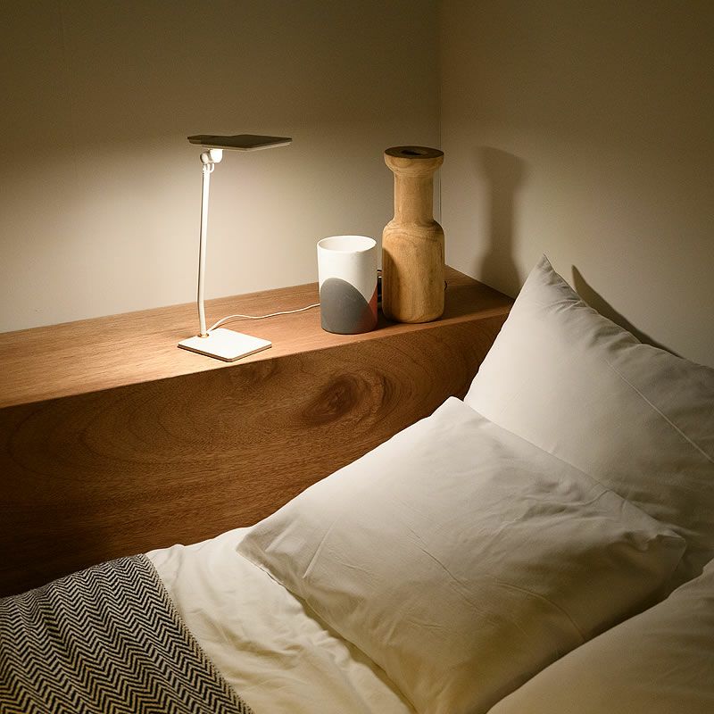 コンパクトOLEDベッドライトの寝室使用イメージ