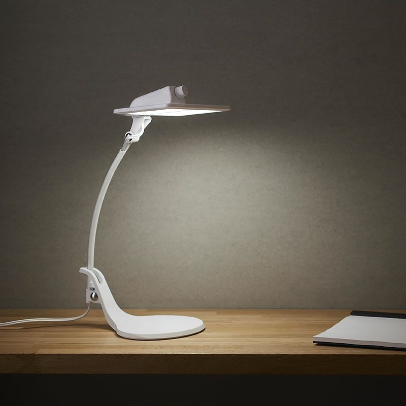 OLEDデスクライト（スタンド式）のテーブル使用時イメージ