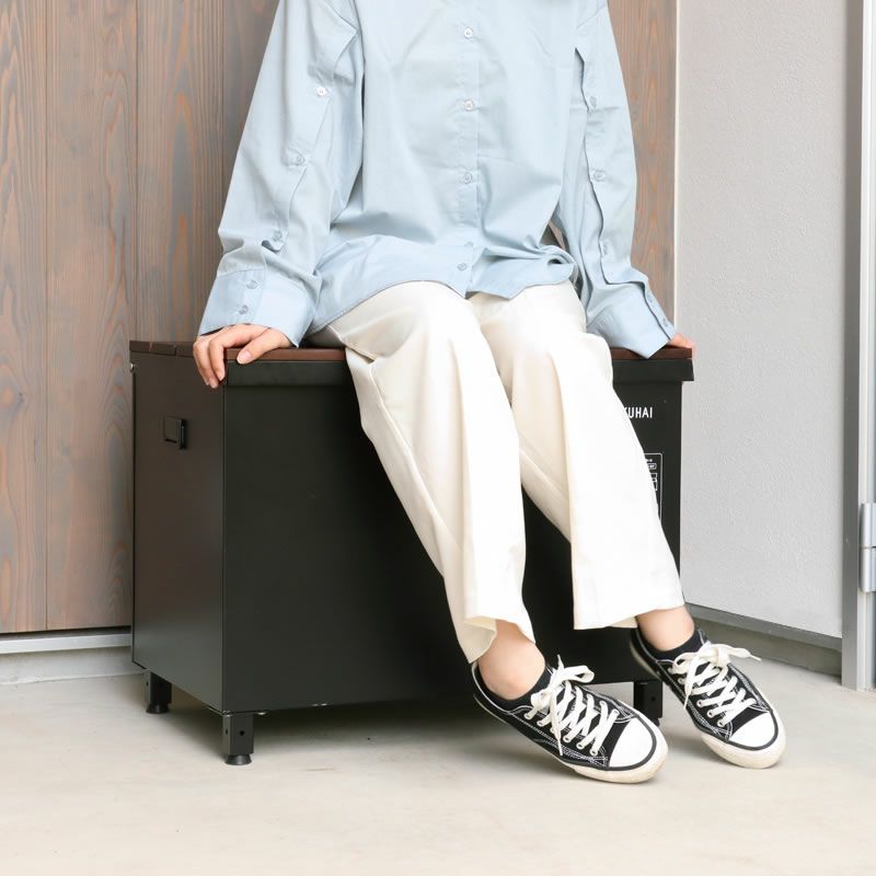 ベンチ型宅配ボックスのベンチ使用イメージ