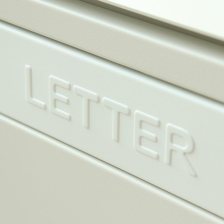 宅配ボックスの投函口_エンボス加工文字「LETTER」