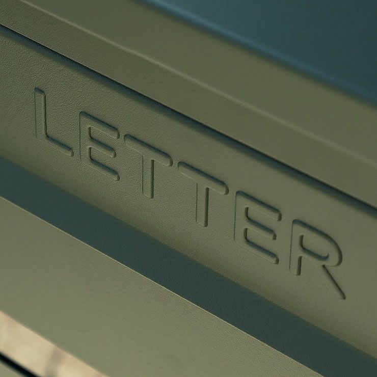 宅配ボックスの投函口_エンボス加工文字「LETTER」