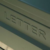 宅配ボックスの投函口_エンボス加工文字「LETTER」