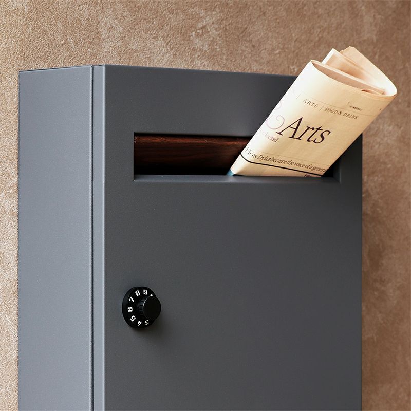 木目調の投函口がおしゃれな壁掛けポスト