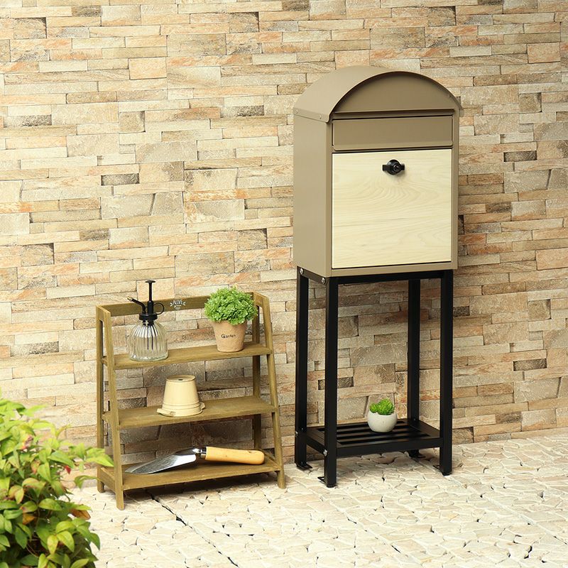 アーチ型の天面が柔らかい雰囲気を纏うスタンドポスト