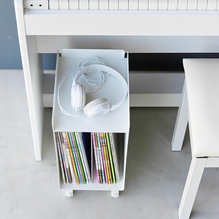 ピアノ下楽譜収納ワゴンタワーの使用イメージ（ホワイト）