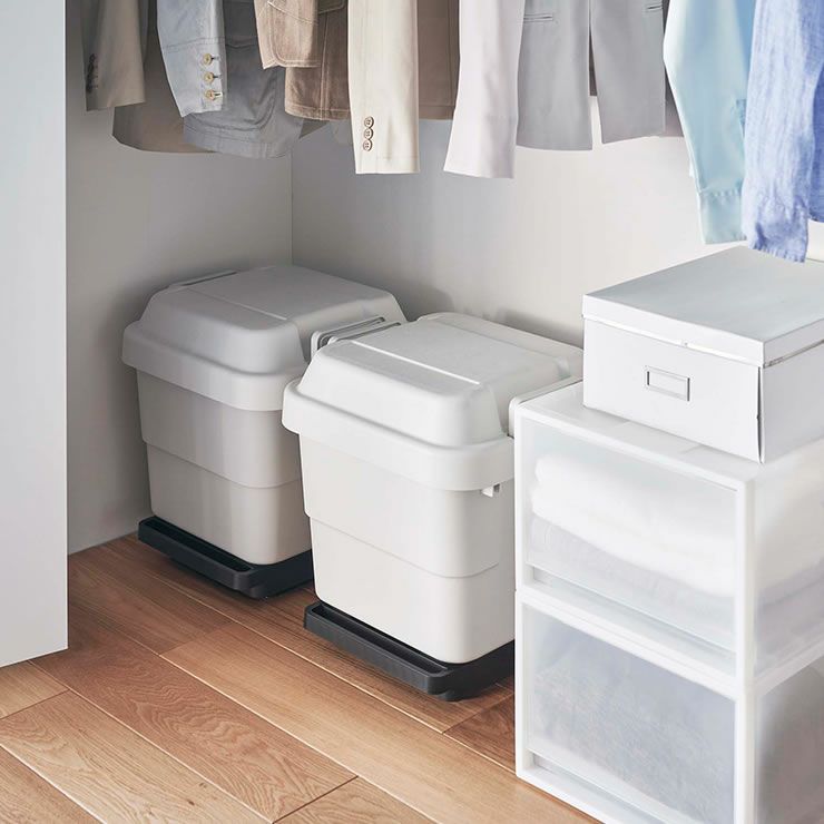 クローゼットの中の重たいボックスも楽に動かせる山崎実業の自立する台車