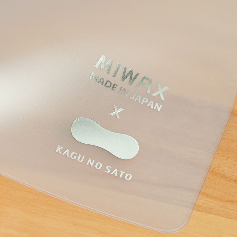 創業70年を越える文具メーカー_ミワックスとコラボした学習机保護シート