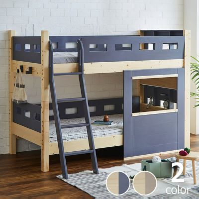 ツートンカラーの窓枠付きパイン無垢材の二段ベッド
