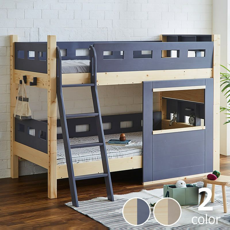 ツートンカラーの窓枠付きパイン無垢材の二段ベッド