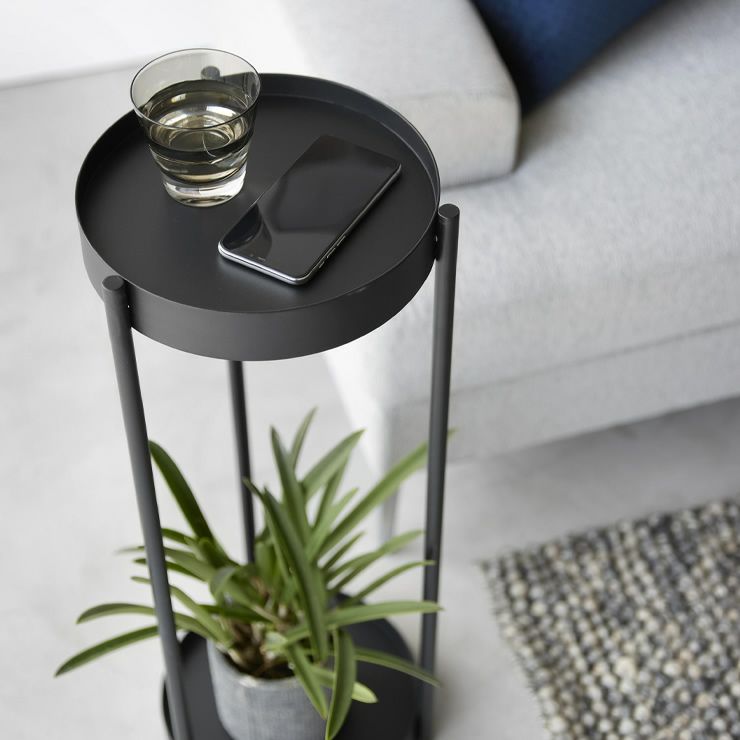 テーブルとしても活躍間違いなしのキャスター付きプランタースタンド